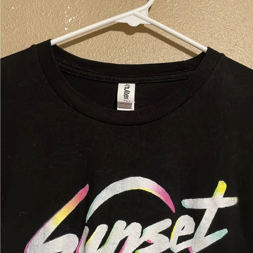 Sunset Curve Julie & The Phantoms Neon Graphic Black T-Shirt Adult XL - Picture 3 of 6